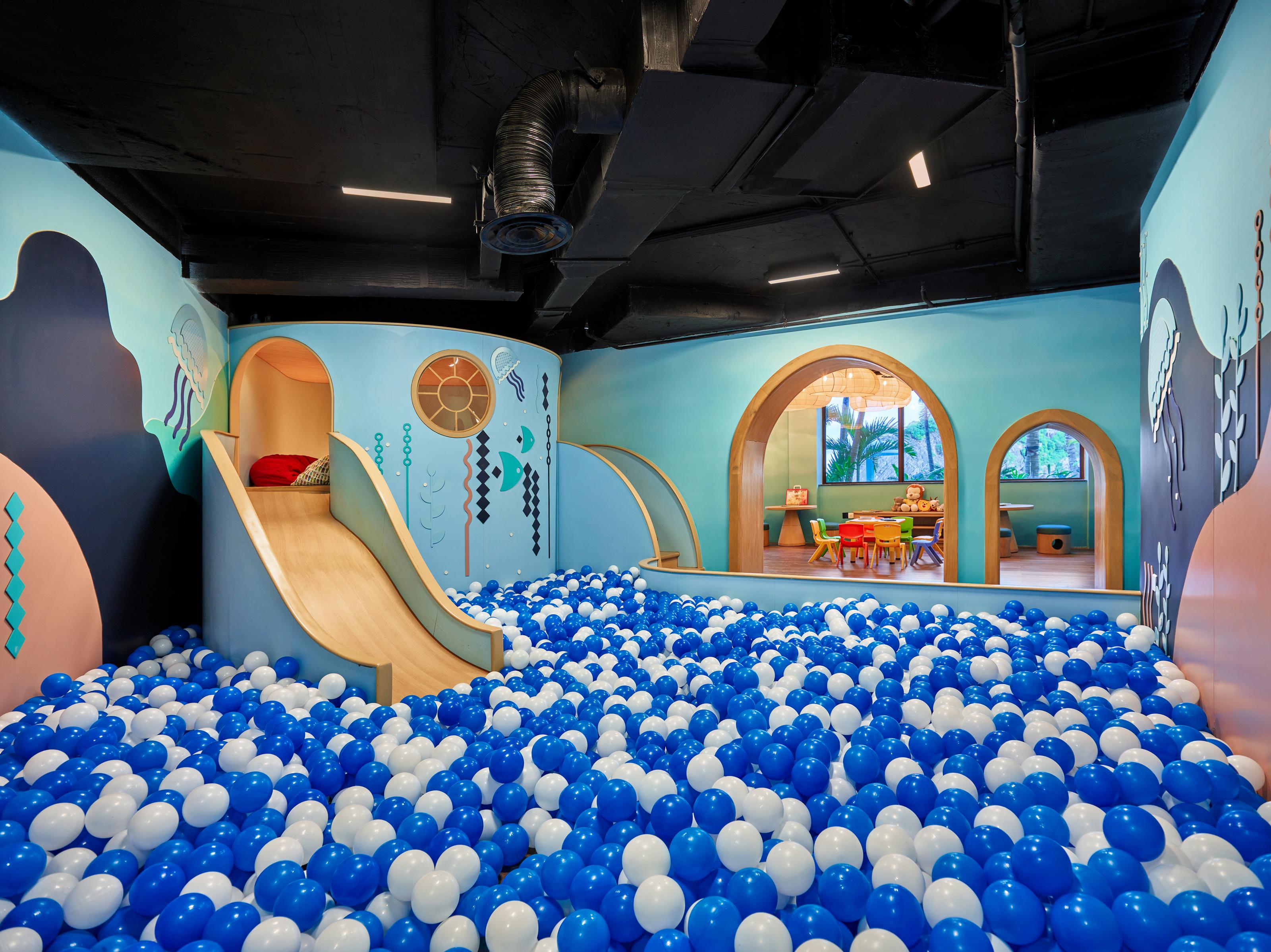 Hotel Perle D'Orient Cat Ba - Mgallery Chan Chau Bagian luar foto Ball pit at the Children's Museum of Oak Ridge