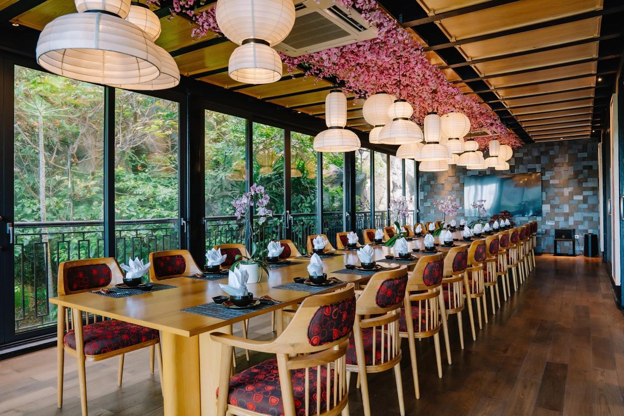 Hotel Perle D'Orient Cat Ba - Mgallery Chan Chau Bagian luar foto Restaurant in Kyoto